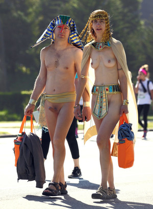 Paare nackt sonnen Nudisten
